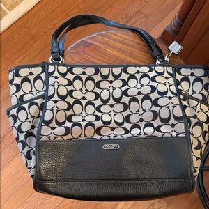 Coach 🩶 🖤 Black and Tan Signature Zip Tote euc!